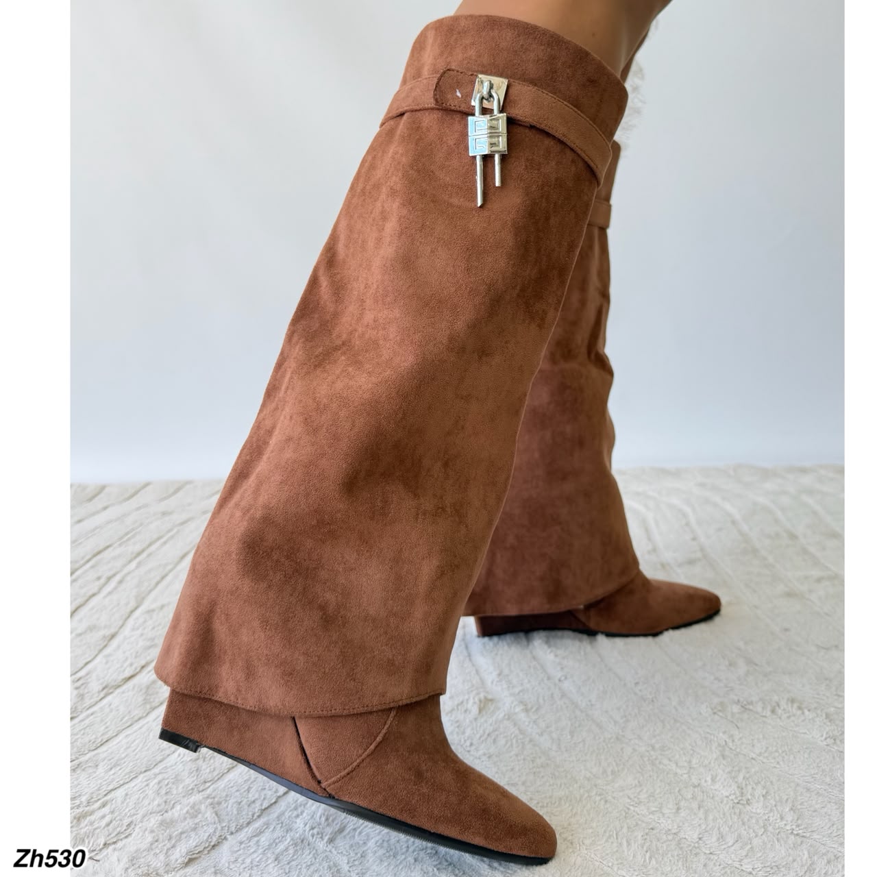 Bota caña alta café doblez detalle plateado tacon corrido 9cm HX2697-C1179